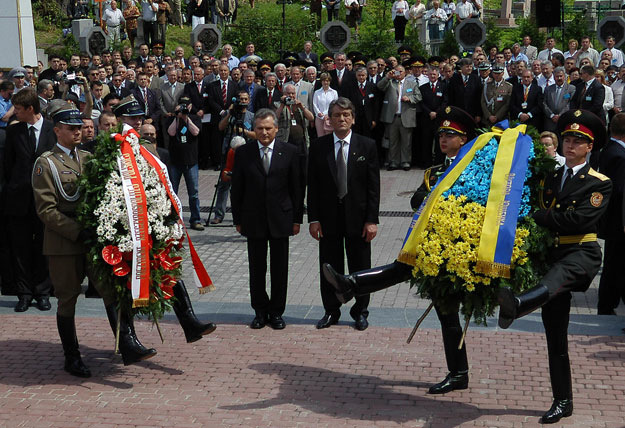 Presidents Aleksander Kwaśniewski and Viktor Yushchenko at the opening of a memorial on June 24, 2005.