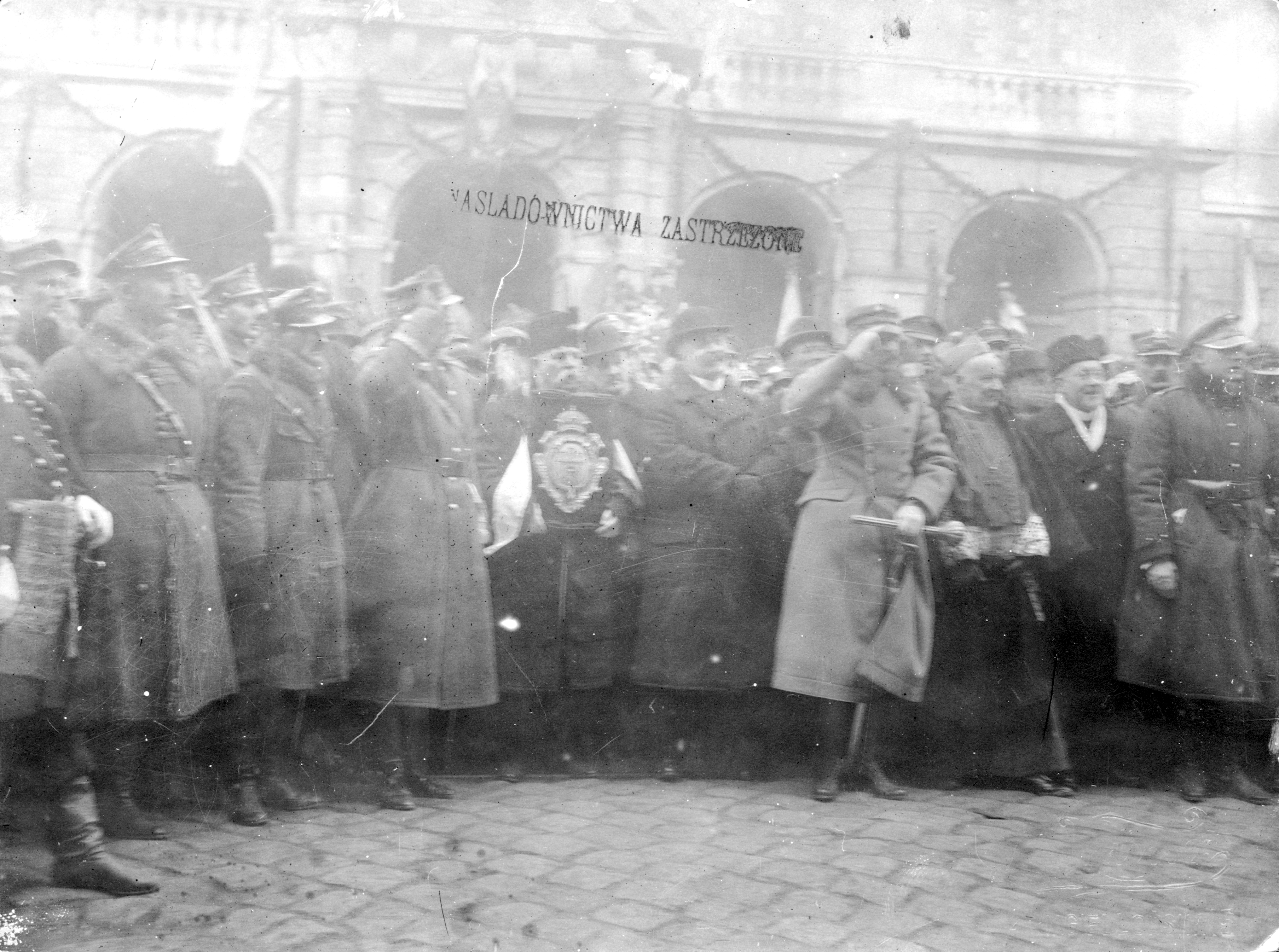 Odznaczenie Lwowa orderem Virtuti Militari z 1921 roku. W centrum: prezydent miasta Józef Neumann w otoczeniu wojskowych.