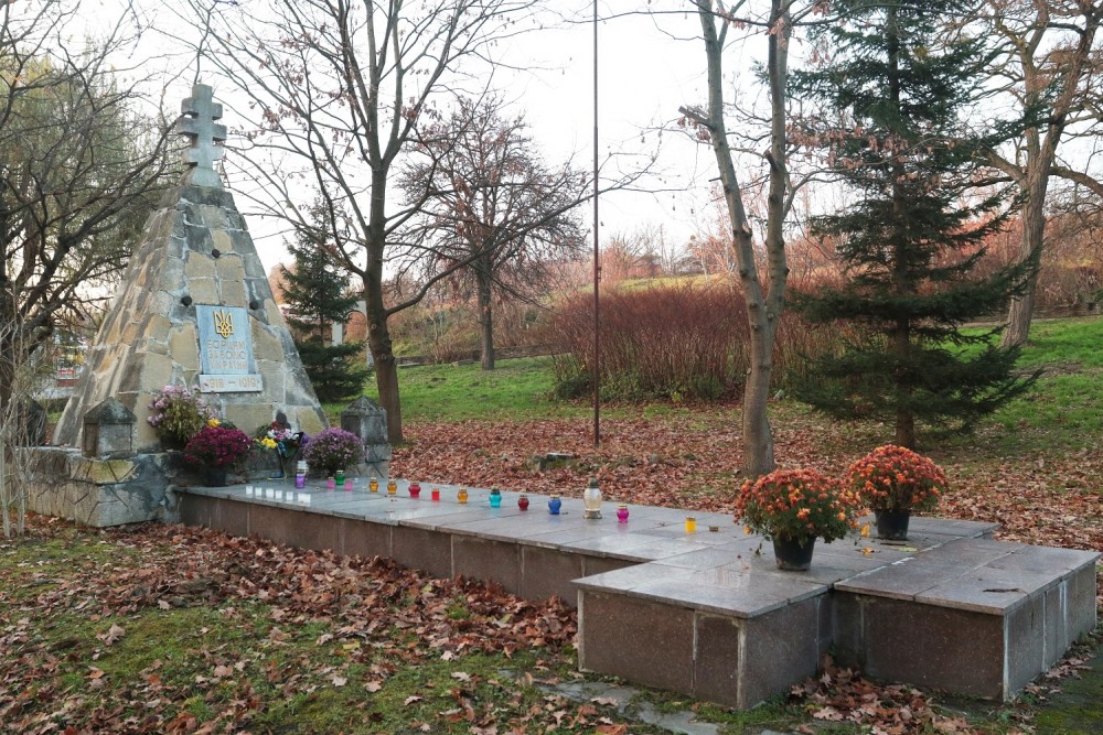 Меморіал загиблим українцям у листопаді 1918 року на території цвинтаря на Збоїщах (тепер сквер на вул. Мідній), знищеного у 1980-х.