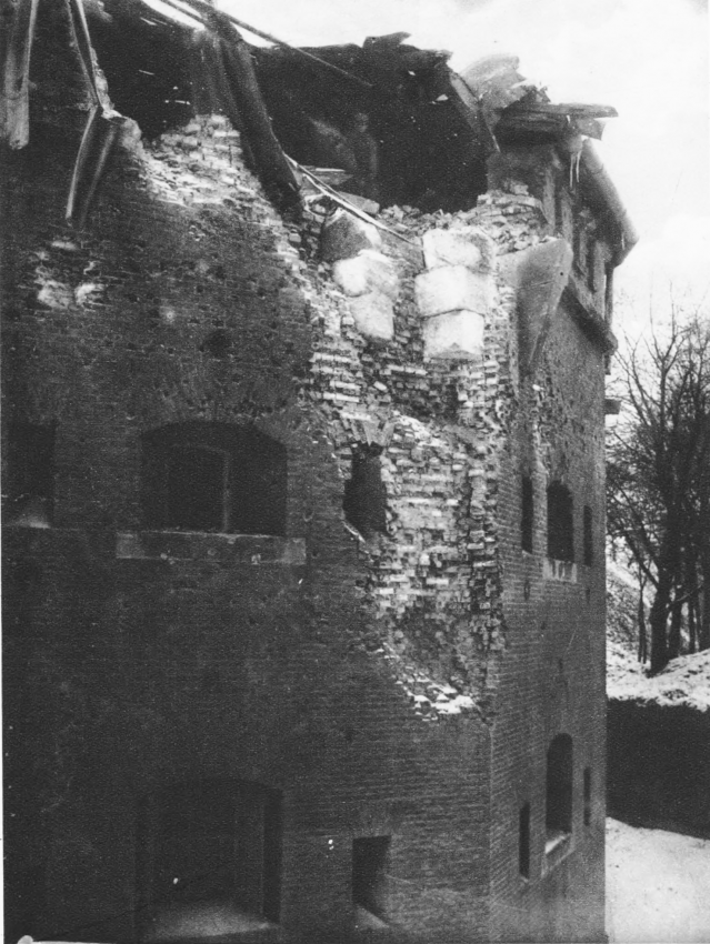 Jedna z wież cytadeli, podpalona przez wycofujących się Ukraińców. Źródło: Semper Fidelis: Obrona Lwowa w obrazach współczesnych, 1930, tabl. 28