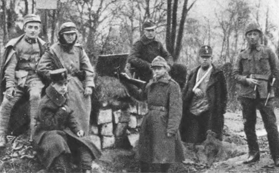 Polska grupa przy Ogrodzie Jezuickim (obecnie park im. Franki). Źródło: Semper Fidelis, 1930