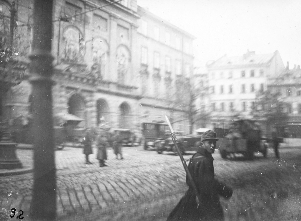 A Ukrainian soldier on pl. Rynok. Photo from the collection of Stepan Hayduchok.