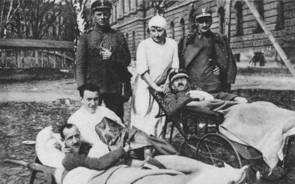 Wounded Polish soldiers by the hospital that functioned in the Polytechnic School building