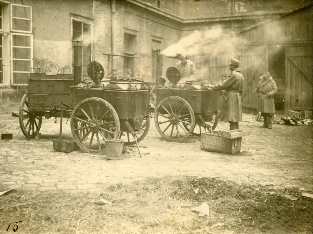 Wozy, którymi dostarczano żywność w mieście. Z kolekcji Stepana Hajduczka.