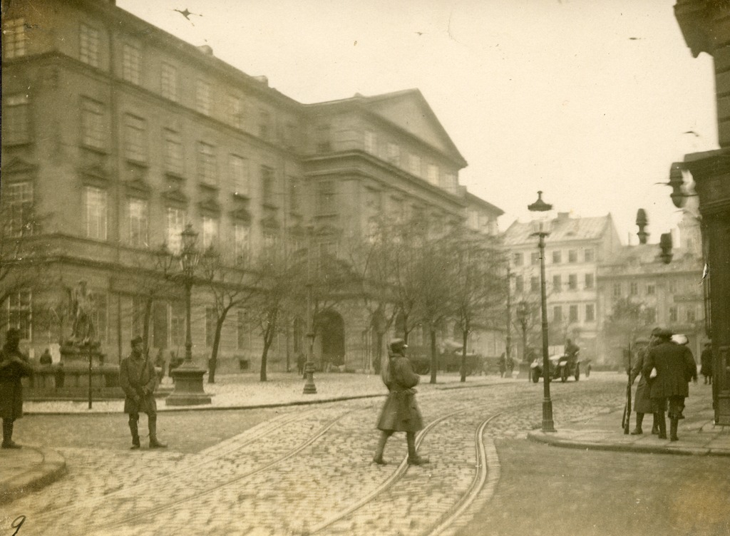 Rynek podczas wydarzeń listopadowych. Fotografia z kolekcji Stepana Hajduczka