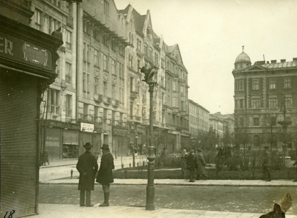 Mieszkaniec miasta na ulicy w listopadzie 1918. Fotografia z kolekcji Stepana Hajduczka