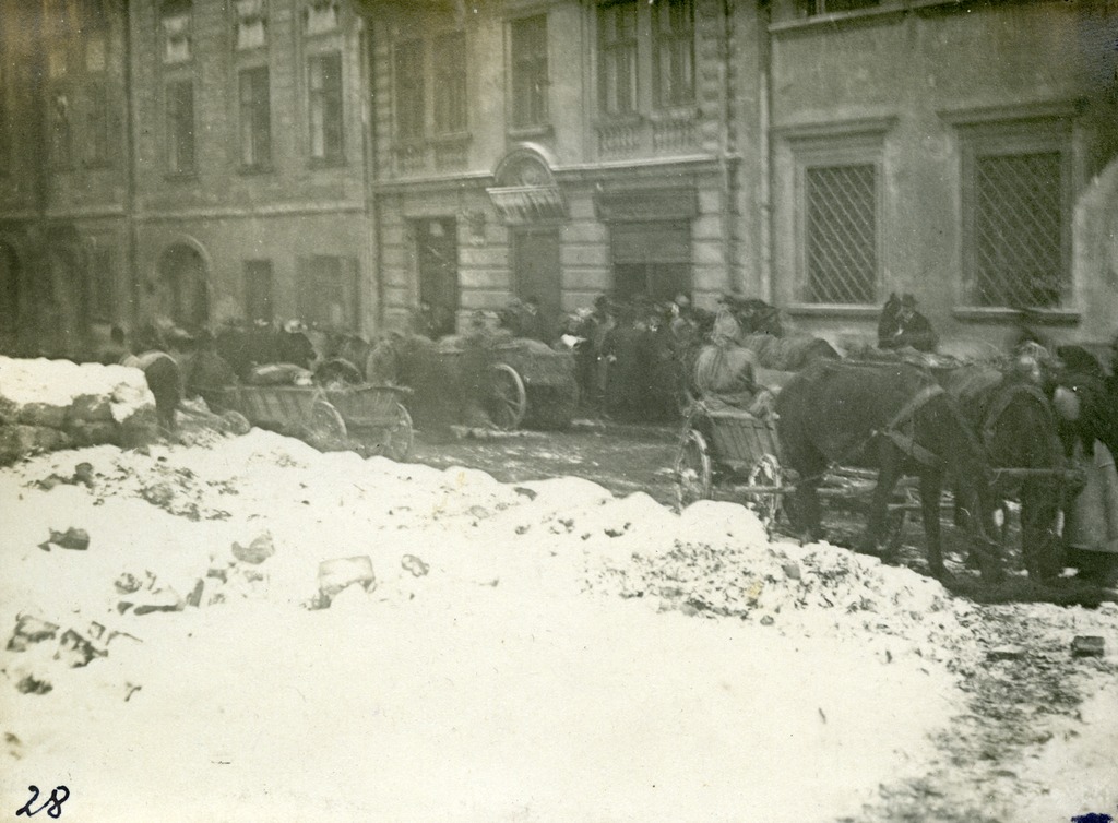 Food carts on a Lviv street during November 1918. From the collection of Stepan Hayduchok