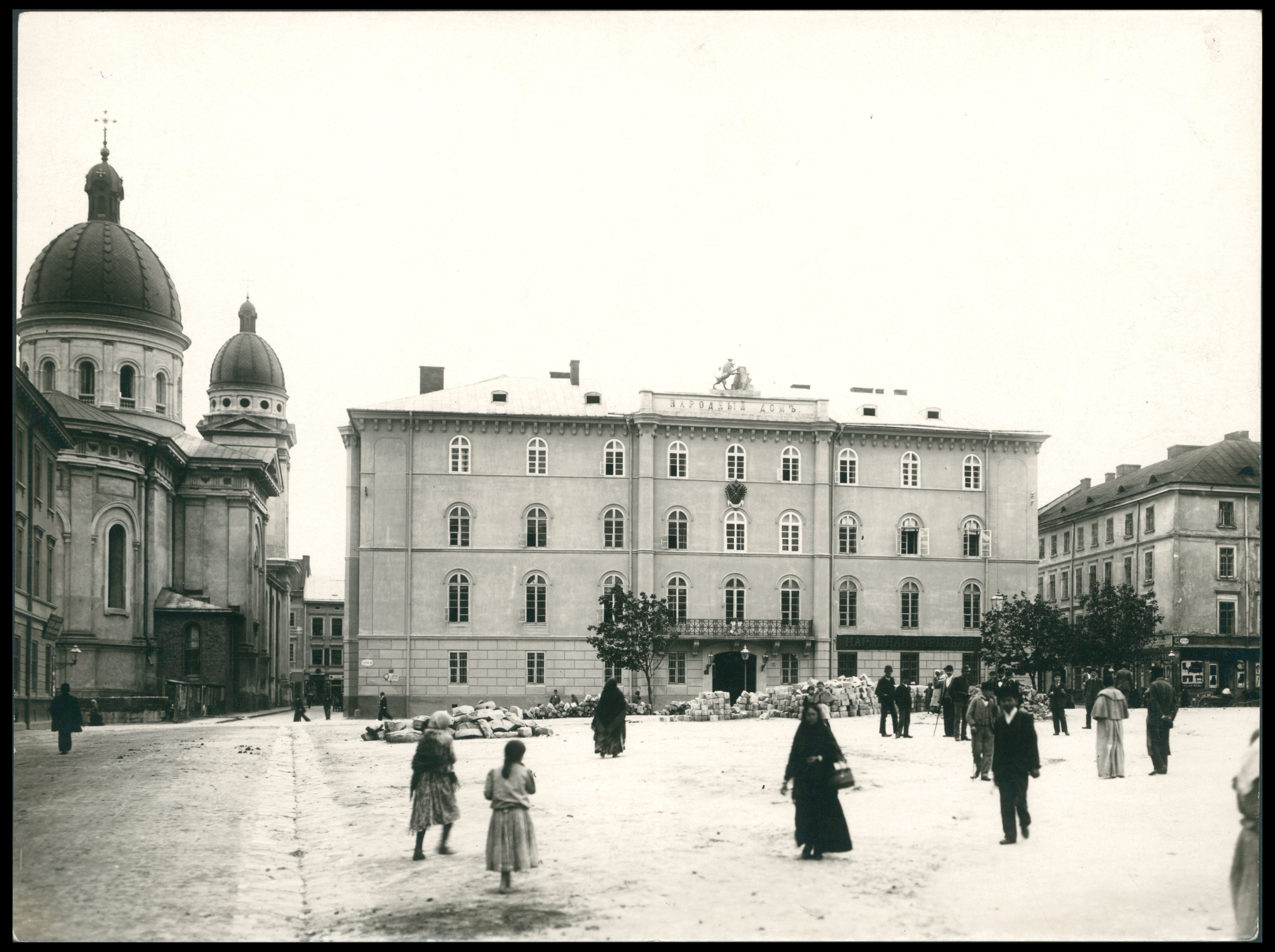 Dom Ludowy na ulicy Rutowskiego (obecna Teatralna 22), gdzie zbierała się URN, na fotografii z lat 90-tych XIX wieku.