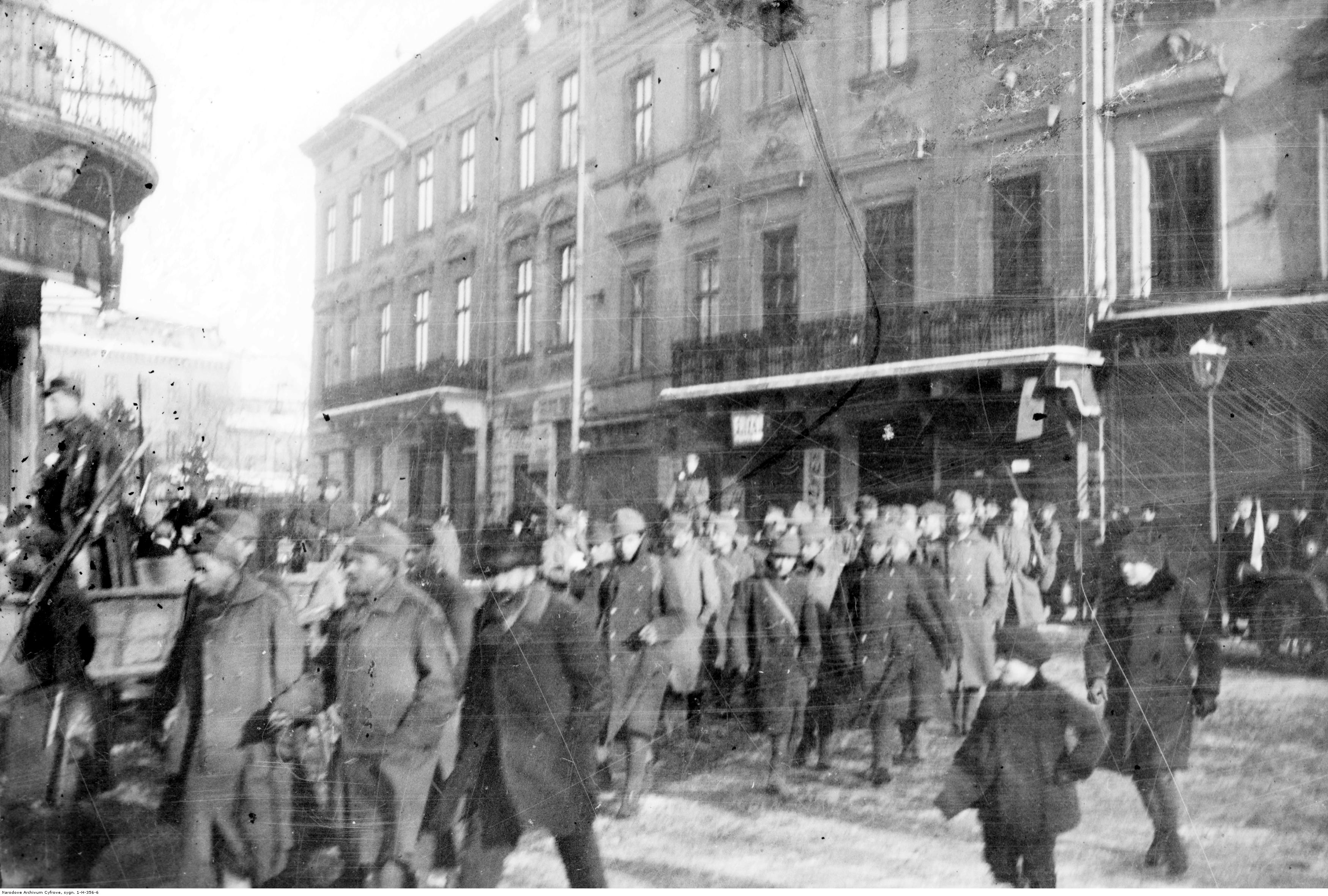 Ukraińscy jeńcy wojenni prowadzeni przez miasto 23 listopada 1918 roku. Źródło: Narodowe Archiwum Cyfrowe