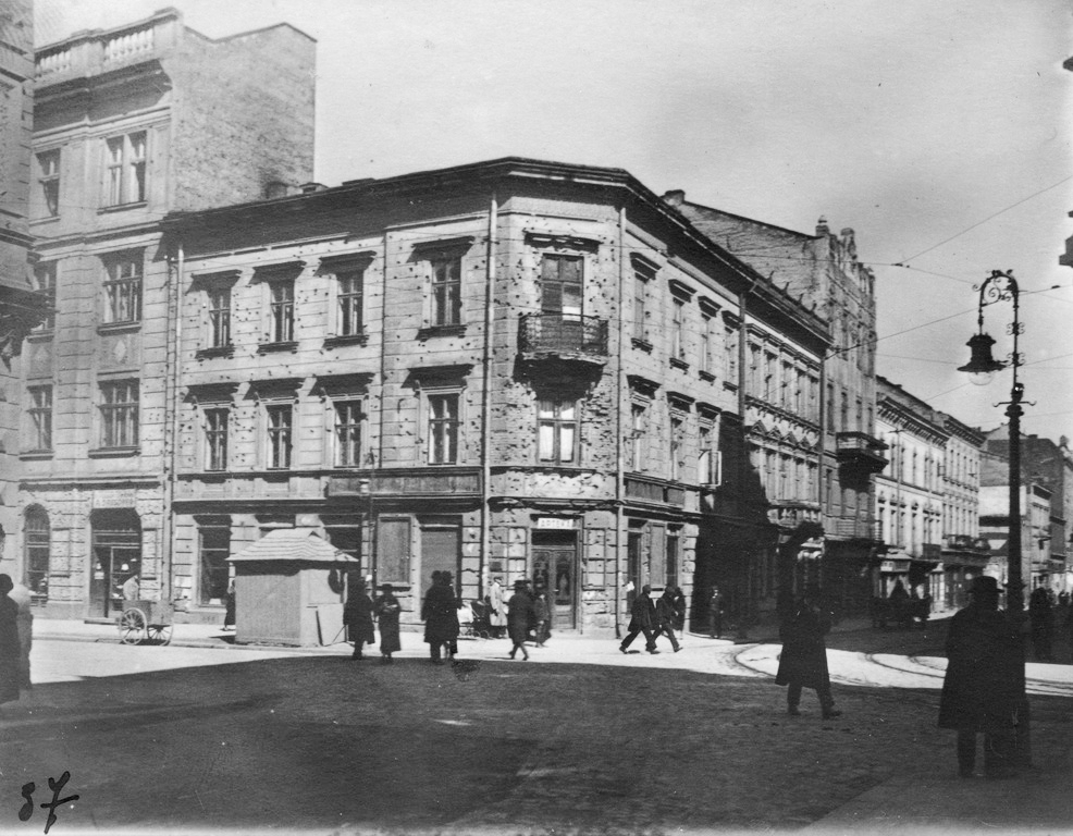 House at ulica Sykstuska, 36 (today, Doroshenka), with numerous gun shots. From the collection of Stepan Hayduchok