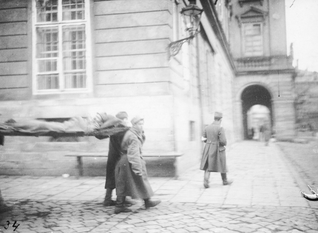 Ukrainian soldiers taking a wounded companion to the city hall. From the collection of Stepan Hayduchok